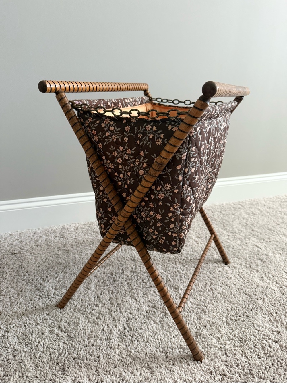 🪡🧵 Vintage Folding Wood Quilted Sewing Crochet Caddy Bask